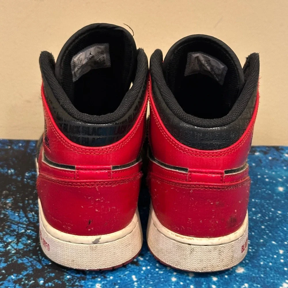 Jordan 1 Mid GS Bred Text Black Red White DM9650-001 Size 7Y Mens 7 Womens 8.5